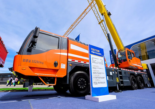 The world's first 25-ton methanol truck crane is put into use